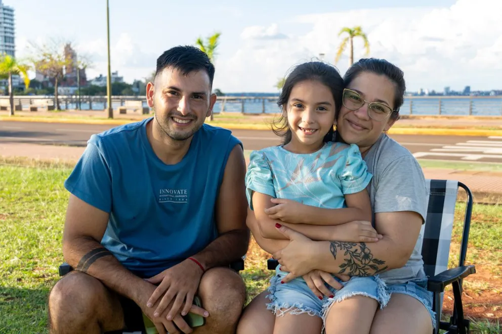 Víctor Vera, la pequeña Agustina y Cintia Maidana aprovecharon las buenas condiciones del tiempo para la infaltable salida familiar.