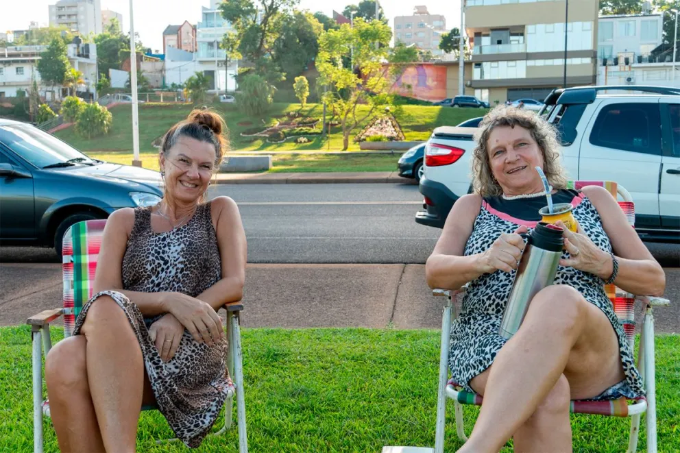 Las hermanas Necha y Mari Kalafarski disfrutaron de un distendido paseo por la Costanera.