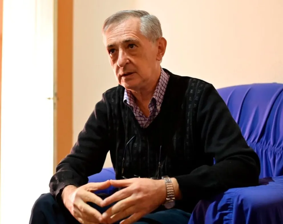 El historiador repasa de memoria los textos jesuíticos. Foto: Joaquín Galiano