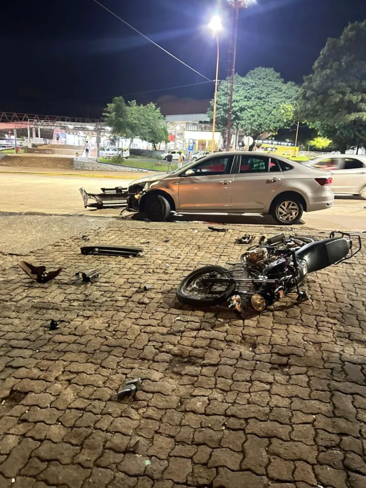 Colisión entre auto y motocicleta dejó un joven lesionado en Posadas ...