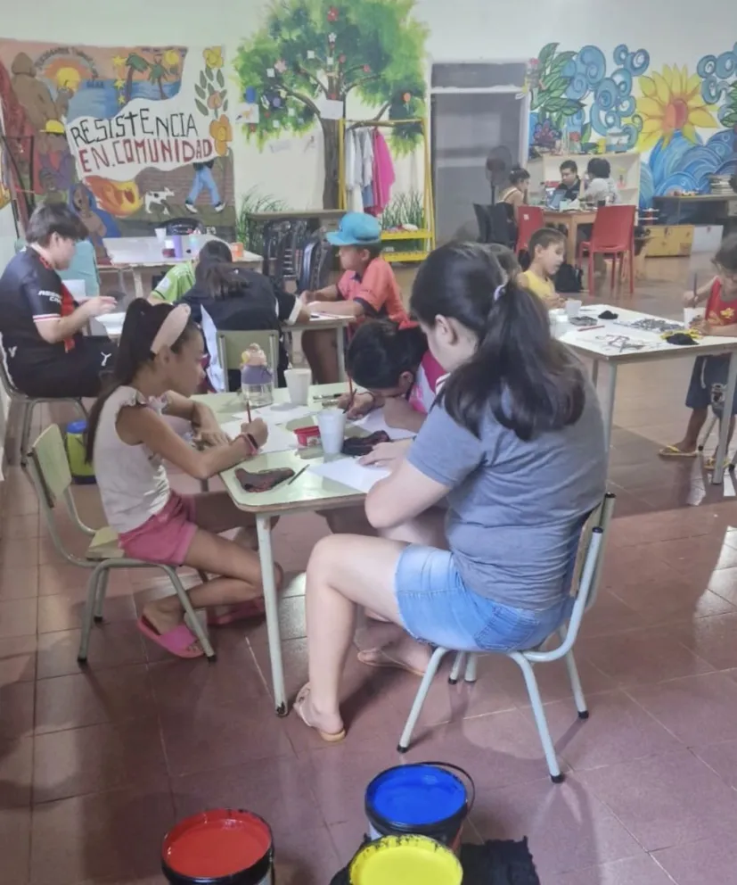 Los dispositivos brindan contención y actividades para todas las edades.