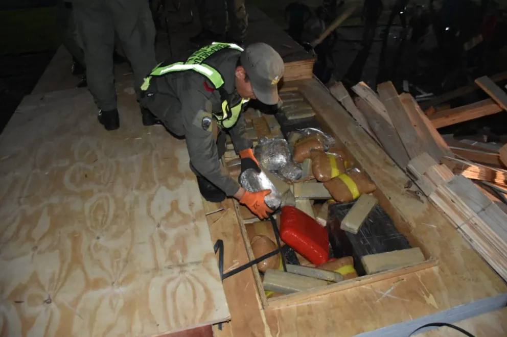 La droga estaba oculta en compartimientos entre la madera aserrada.