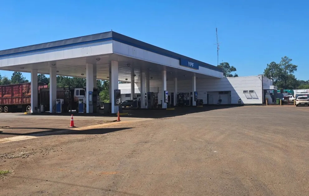 Estación de servicio YPF en Jardín América. //Foto: Esteban González..