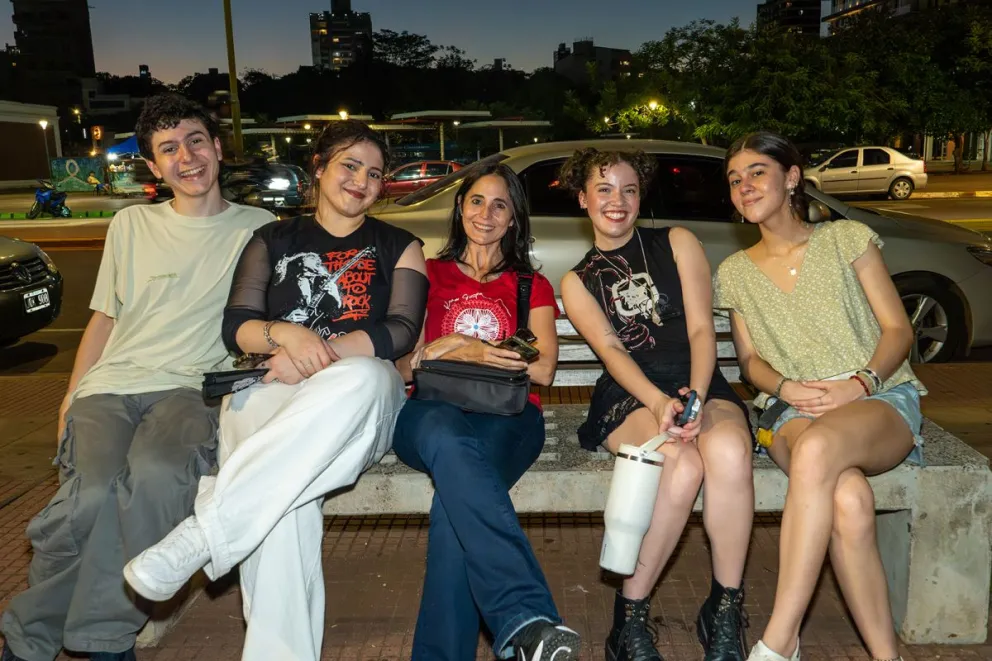 Saúl Santacruz, Carmen Torres Godoy, Elisa Alvariza Santos, Camila Santacruz y Briela Herrero y una divertida postal para el recuerdo.