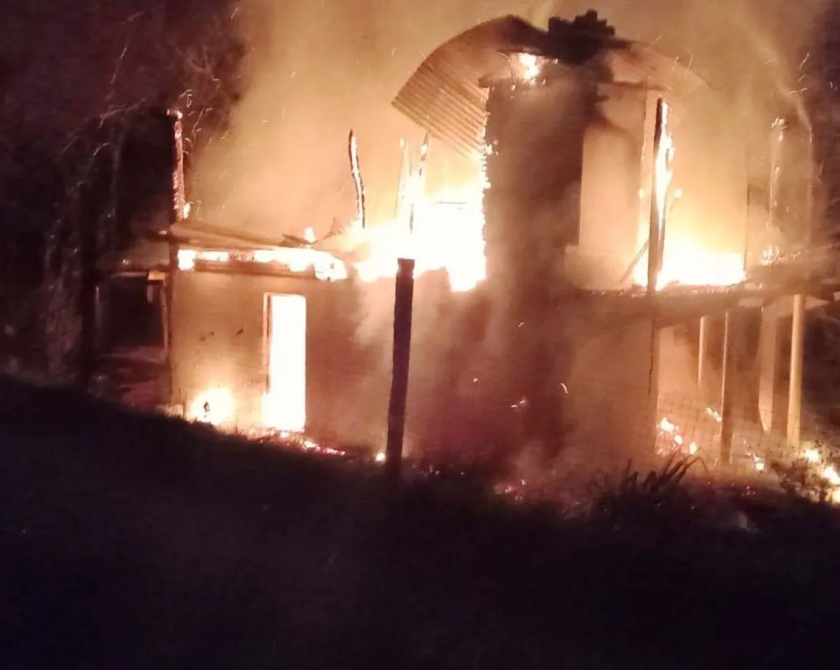 Incendio arrasó la vivienda de una familia en colonia Alegría y piden ...