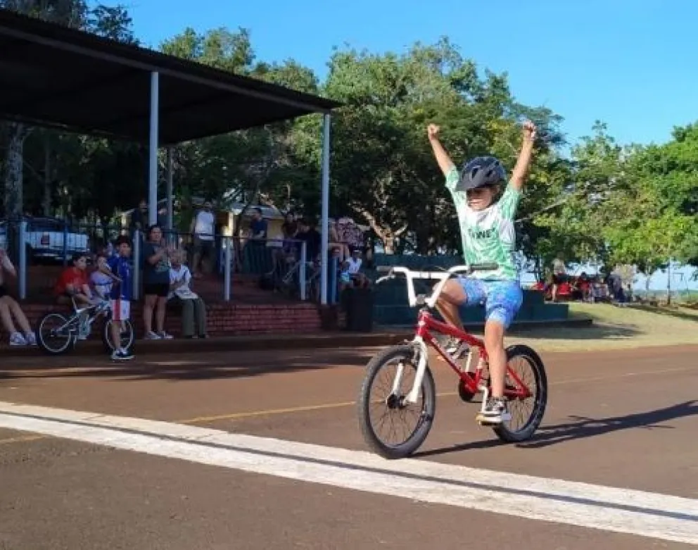 Los chicos de la Escuela Mariela Delgado vivieron su primera experiencia en el Campeonato Misionero y aportaron alegría y futuro al ciclismo. Foto: Gentileza