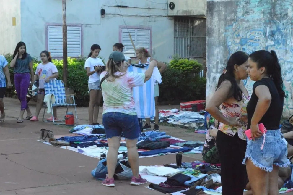 Vecinos de la chacra 149 de Villa Cabello realizan esta tarde una feria pascual solidaria, donde intercambian y venden productos en un espacio comunitario marcado por la ayuda mutua en la previa de Pascua. Fotos: Julián Grondona