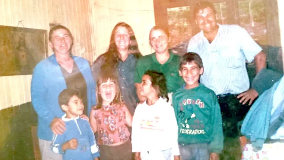 Emilia con una de sus hijas, su yerno, su nuera y sus nietos hace algunos años en su casa de San Francisco.  