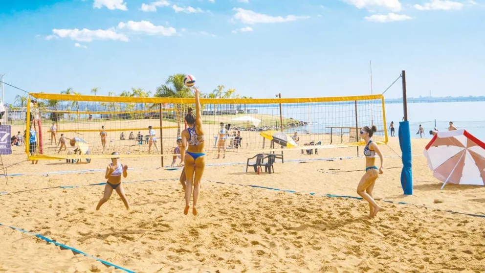 A pleno sol, la acción no se detuvo en la arena de Costa Sur. Foto: Julián Grondona