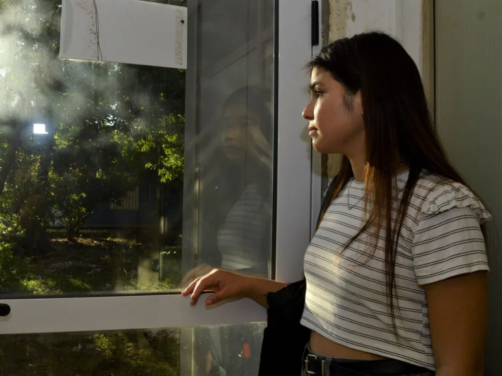 Edith no quiso ser adoptada, pero tampoco podía volver con su familia de origen. En el Hogar Betesda aprendió a sanar, a conectar con sus pares y a pensar en un futuro con independencia y gratitud. //Foto: Julián Grondona.