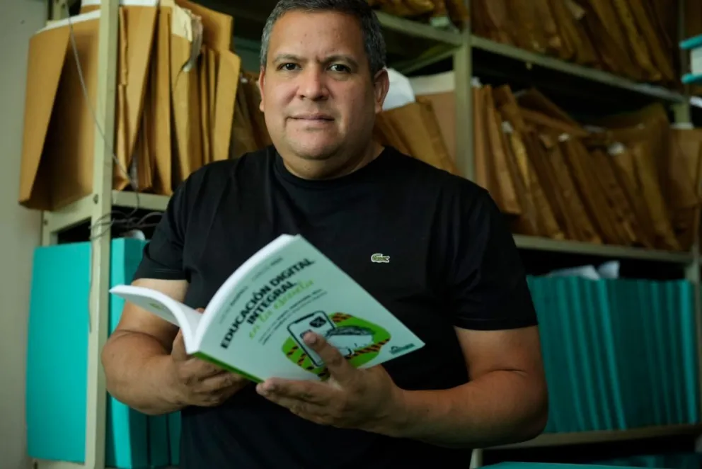 Sostiene que el celular no es el enemigo, sino que puede potenciar las posibilidades de aprendizaje. Foto: Marcelo Rodríguez
