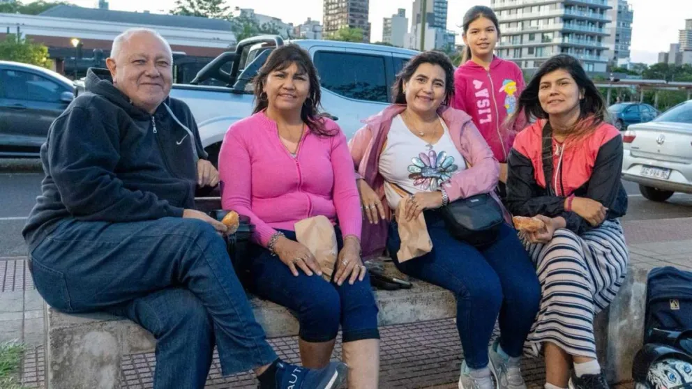 Aldo, Patricia, Nora, Estefi y Priscila y una buena decisión colectiva: salir a recorrer y disfrutar de la Costanera posadeña.