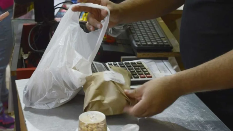 Almaceneros suman varios rubros para atraer a los clientes, también ofrecen promociones. Foto: Julián Grondona