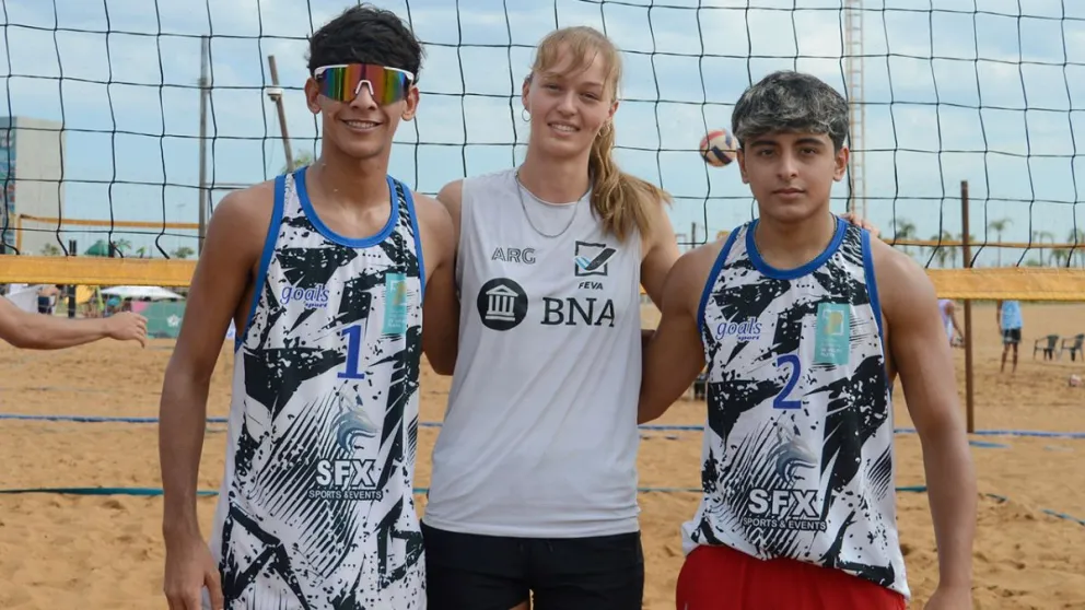 Tres caminos que se cruzan en la arena: Nicolás Díaz, Antonella Sidoruk y Walter Vega apuntan alto.  Foto: Julián Grondona