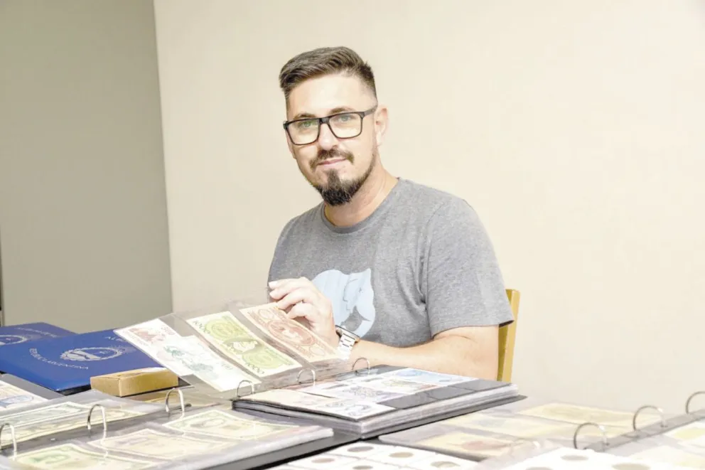 Daniel toma con mucha responsabilidad y trabajo la pasión por coleccionar, y así lo transmite a las nuevas generaciones de coleccionistas.  Fotos: Jorge Acosta 