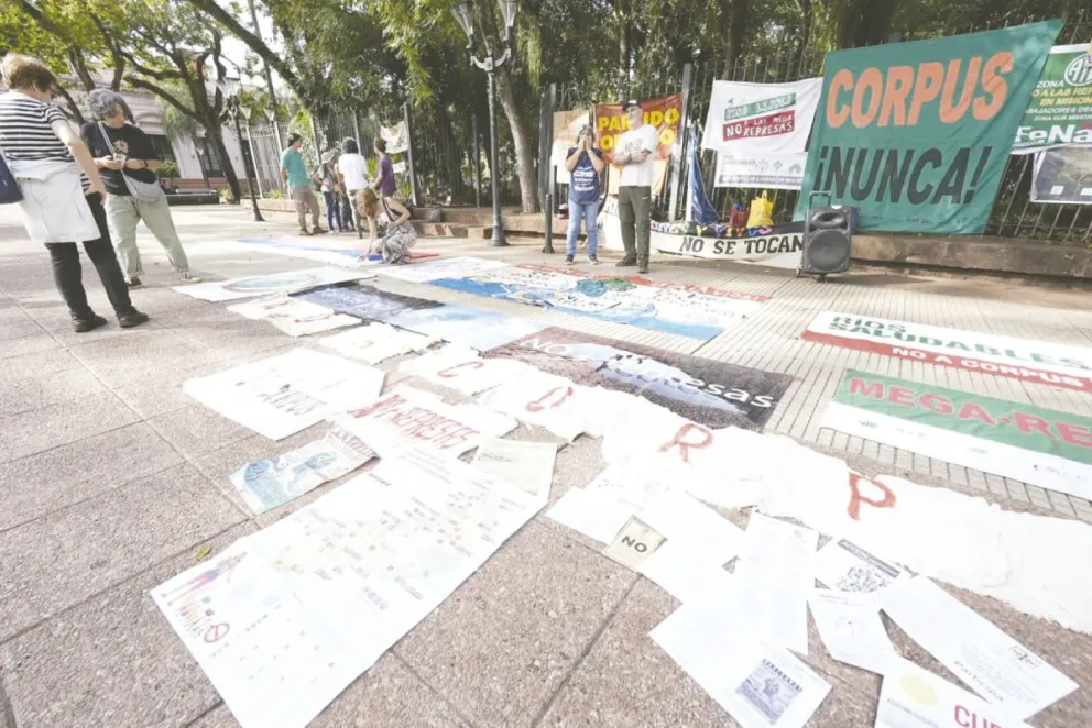 Ambientalistas se reunieron en la plaza 9 de Julio, de Posadas.