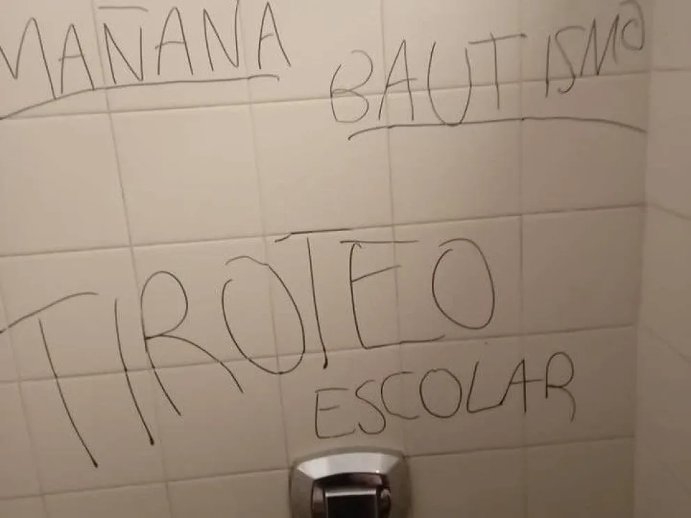 Pintada que apareció en el baño del CEP 4 en Posadas.