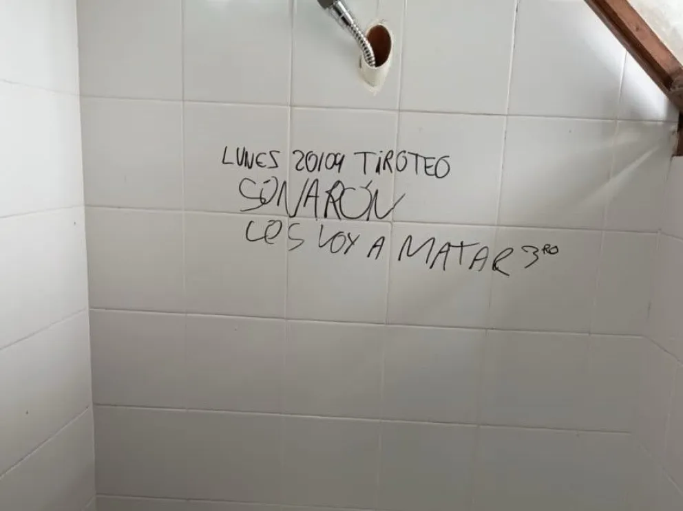 La pintada en uno de los baños de la institución posadeña. 