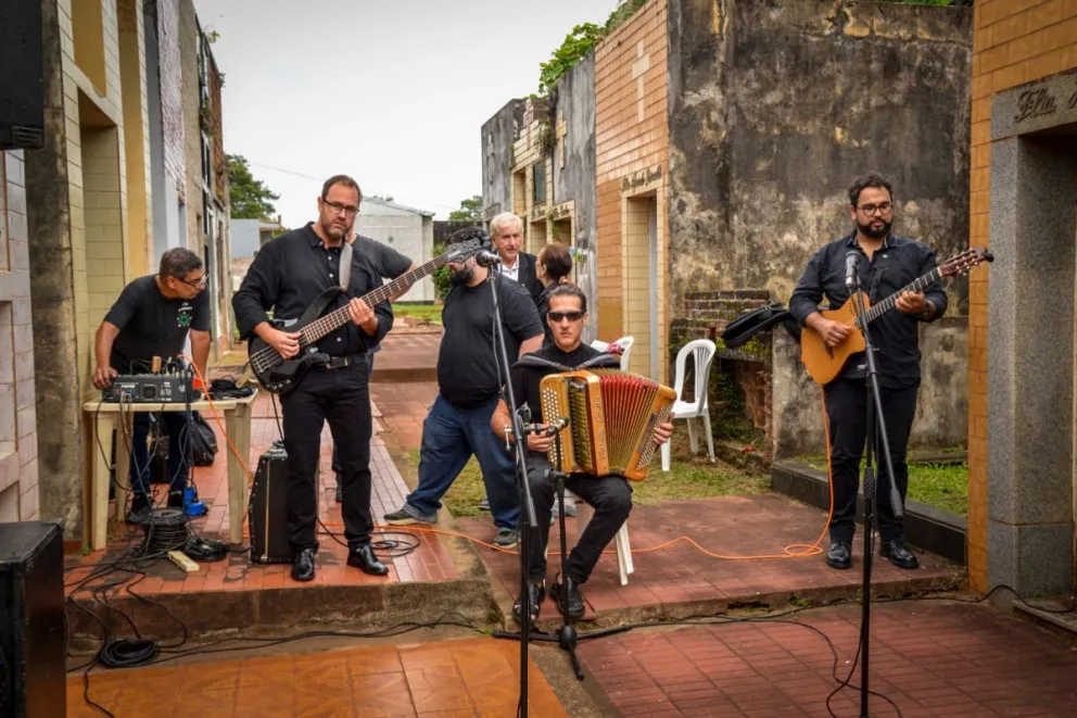 Este jueves, Día del Músico Misionero, se realizó una serenata a la memoria de Alcibíades Alarcón, en el cementerio La Piedad. //Fotos: Jorge Acosta.