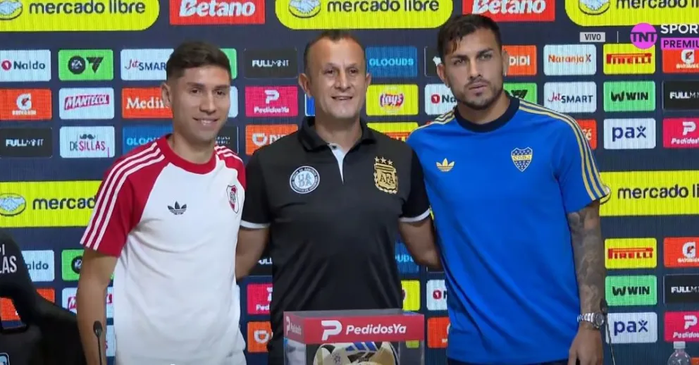 Los campeones del mundo junto al árbitro del Superclásico, Darío Herrera.