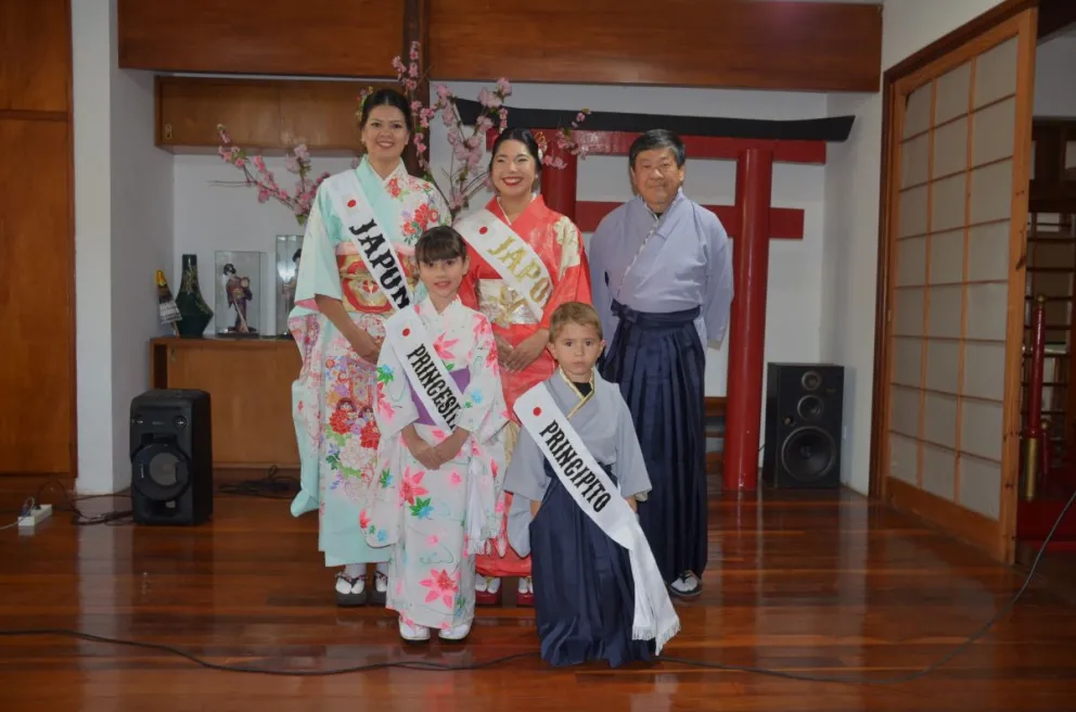 Los japoneses, primeros en despedir a sus soberanos pasados y presentar a los nuevos. //Foto: FNI.