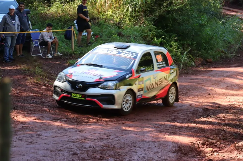 El binomio de San Vicente integrado por Maicon Paulus-Maxi Brunner (Toyota Etios) se llevó la primera etapa del Rally Integración Eldorado-Victoria. //Fotos Matías Bordón.