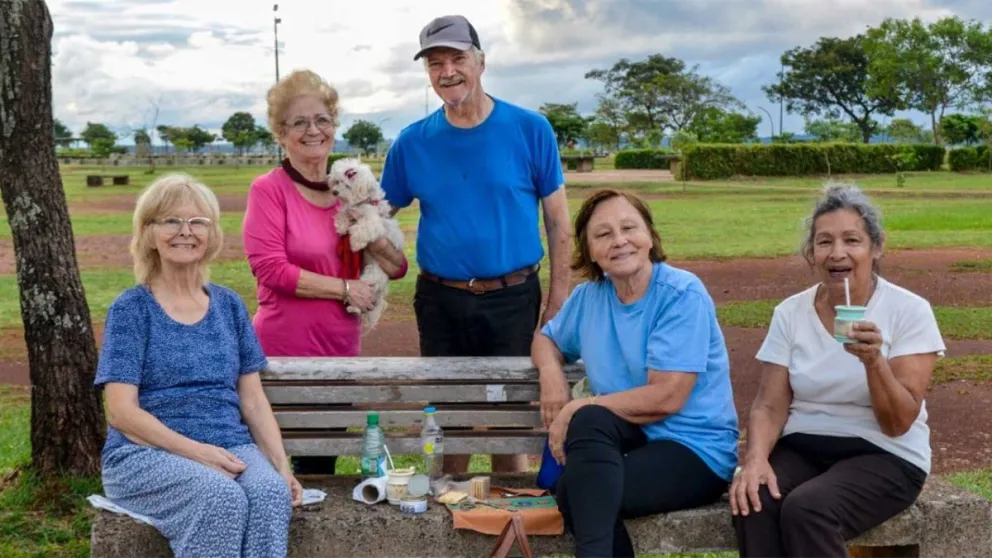 Alicia Novisky, Irma Maidana, Julio Lezken, Norma Flores y Ana Toledo, entre el verde y natural paisaje y el acompañamiento del matecito.
