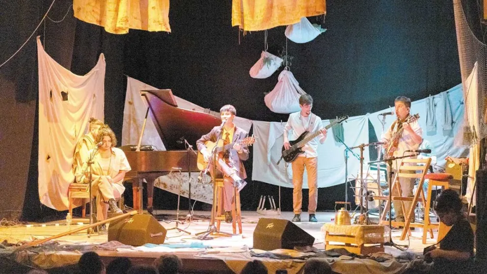 Eugenia y su banda recibieron el afecto de los presentes, entre ellos la mamá de la cantautora. Foto: Marcelo Rodríguez
