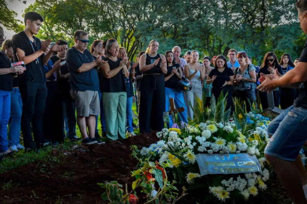 El aplauso fue el gesto que utilizaron sus familiares y amigos/as para reconocer a una persona que superó todas las adversidades. //Fotos: Jorge Acosta 