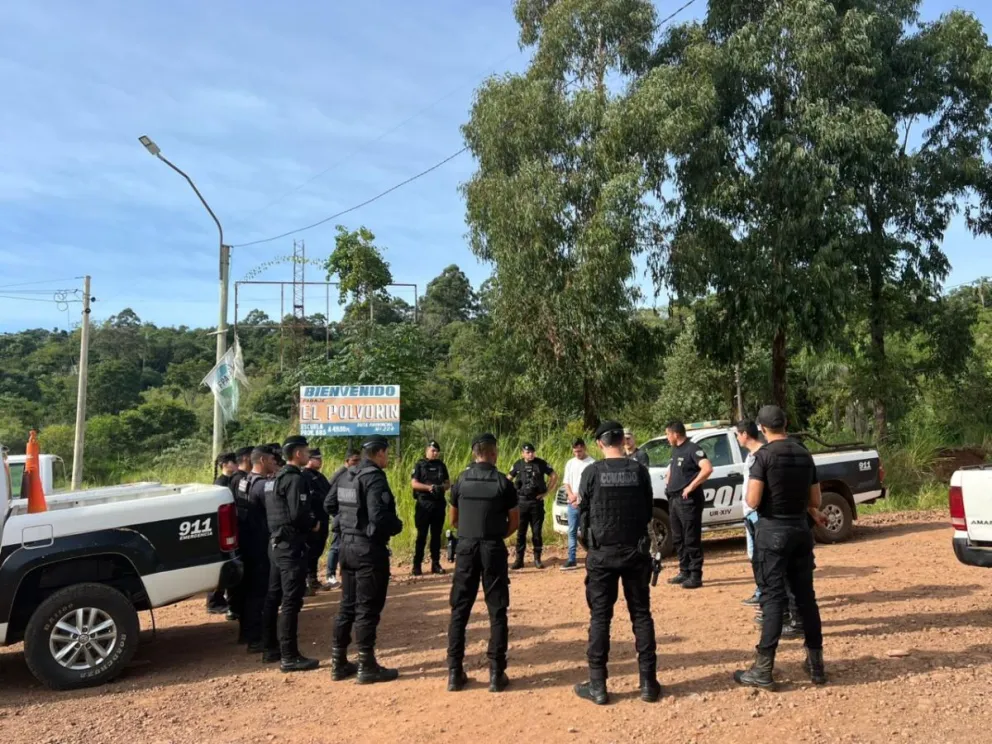 Los uniformados realizan rastrillajes en la zona donde ocurrió el crimen. //Foto: Policía de Misiones.