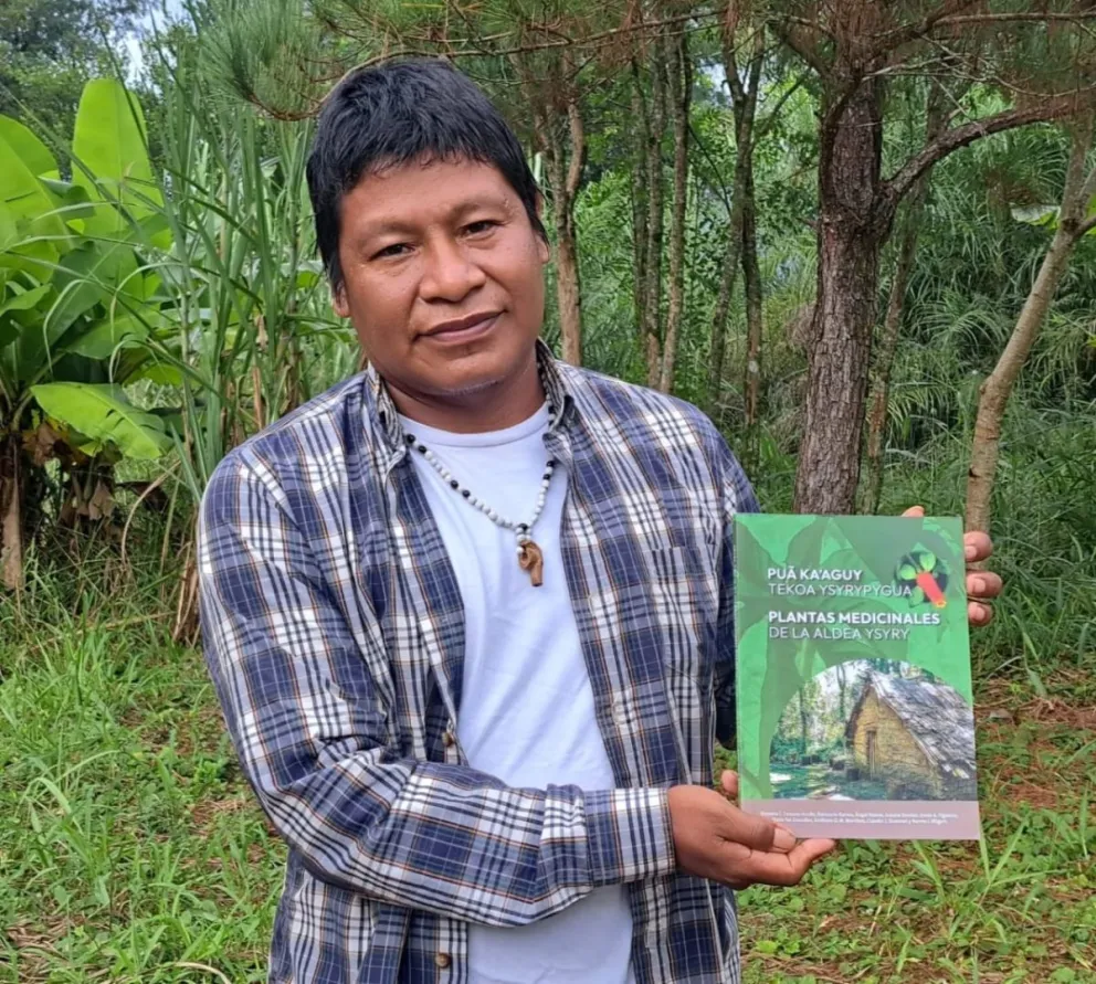 Dalmacio Ramos, Karaí Tataendi, cacique de la comunidad Ysyry, llevará su libro a la Feria del Libro de Buenos Aires. Foto: Dalmacio Ramos   