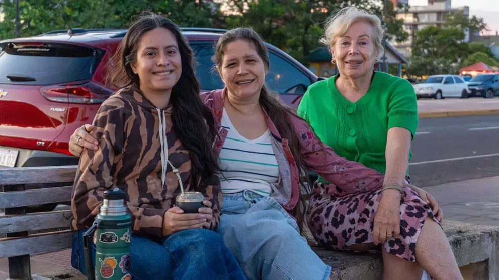 Guadalupe Esteche, Silvia Davenheimer y Lucrecia Lavado Roque disfrutando de unos buenos mates en la costa.
