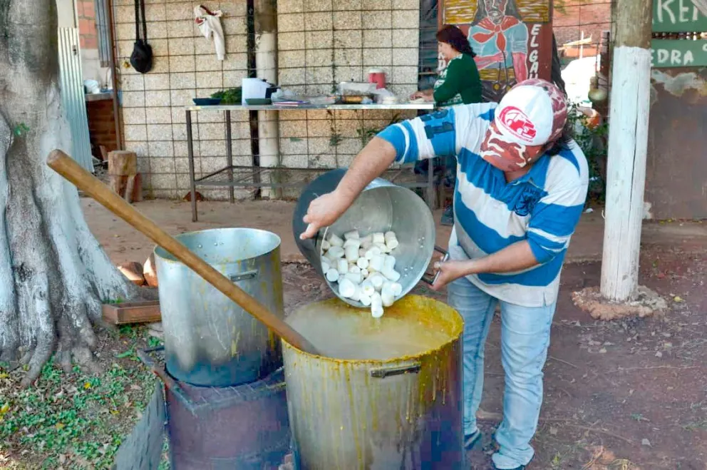 En un día especial, se multiplicaron las ollas para sumar al ingreso familiar. Cocineros y compradores unieron voces contra el desempleo y las dificultades del mercado laboral.  Foto: Julián Grondona