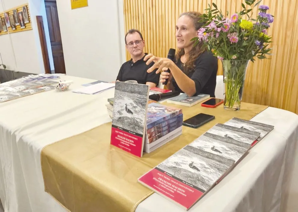 El libro de Machón reúne los textos del autor en francés. Foto: Esteban González