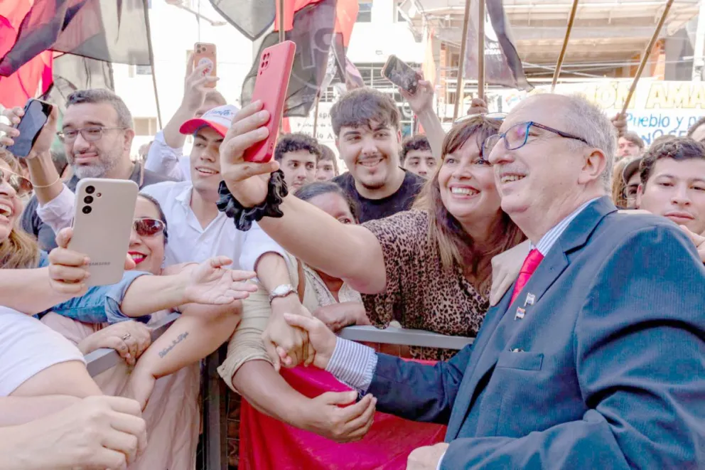 El gobernador Passalacqua saludó a los militantes que se movilizaron.