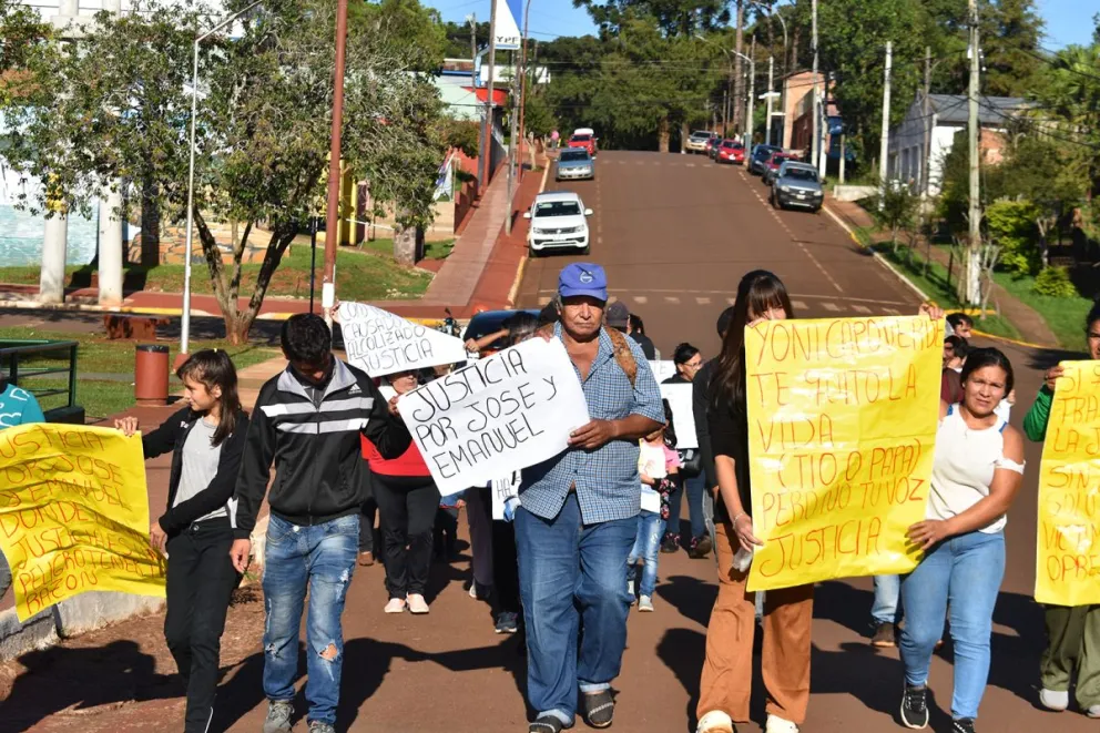 Allegados marcharon con carteles pidiendo justicia. Foto: Carina Martínez