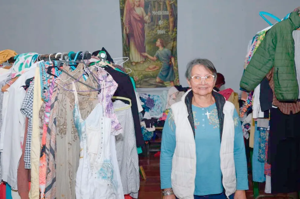 En la capilla San Rafael, la Fundación Tupá Rendá comenzó ayer su feria de artículos usados. Buenos precios para los compradores y la necesidad de reunir fondos para sus hogares de niños 		y de niñas.  	Foto: Julián Grondona