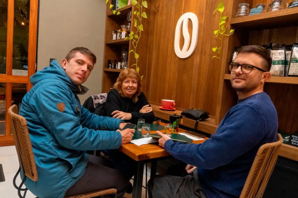 Giancarlo y Renzo Perasso y Bernilda Bernhardt hicieron un alto para la merienda.