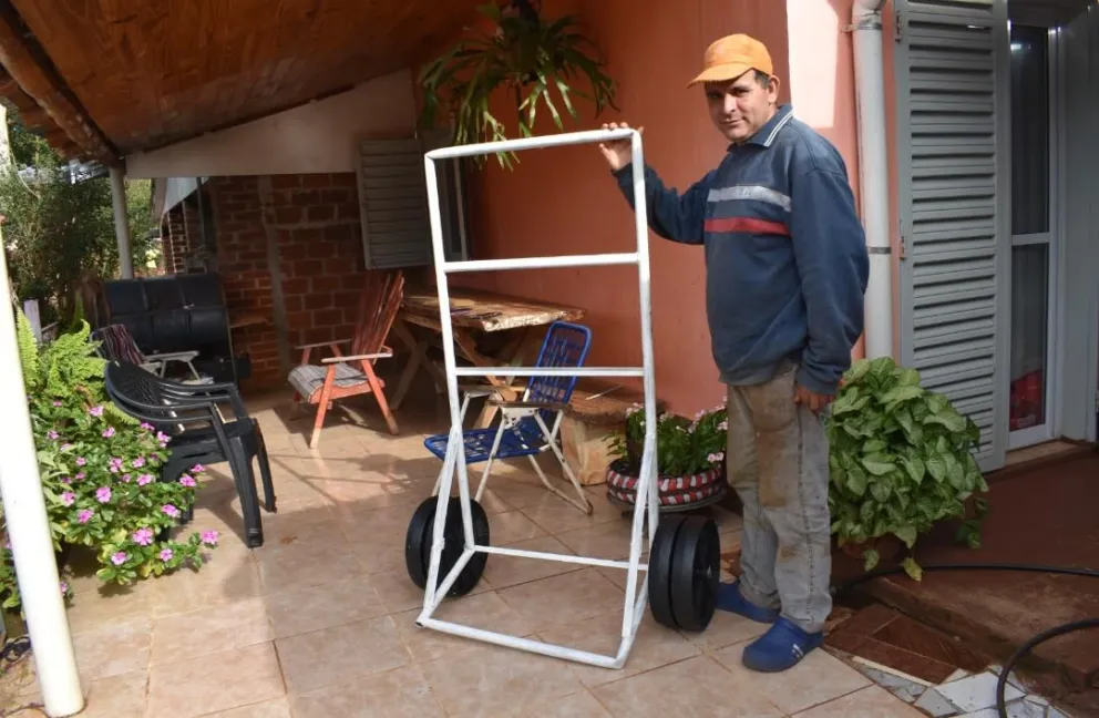 La tarefa lo llevó a fabricar carritos para transportar raídos de hoja verde, tuvo demanda de los trabajadores del sector y emprendió imagen-5