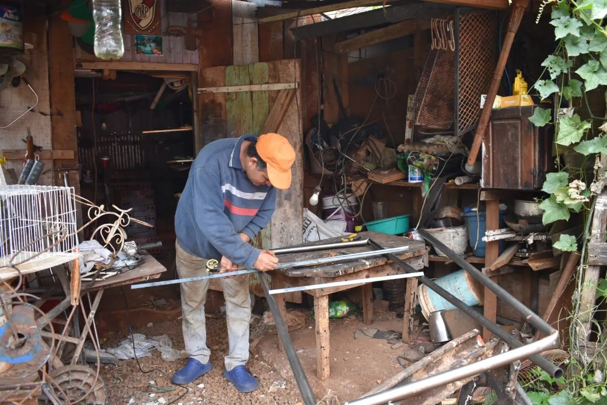 La tarefa lo llevó a fabricar carritos para transportar raídos de hoja verde, tuvo demanda de los trabajadores del sector y emprendió imagen-7