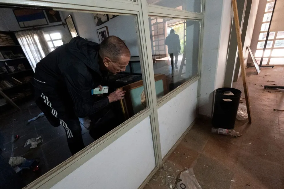 Arrieta ve un cuadro en medio de los destrozos de la sede del PJ. Foto: M.Rodríguez