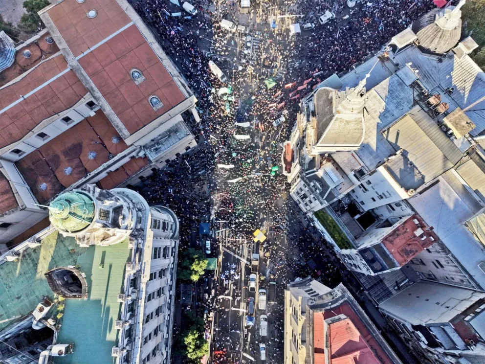 Largas columnas de estudiantes, docentes y no docentes se movilizaron ayer hacia Plaza de Mayo. 