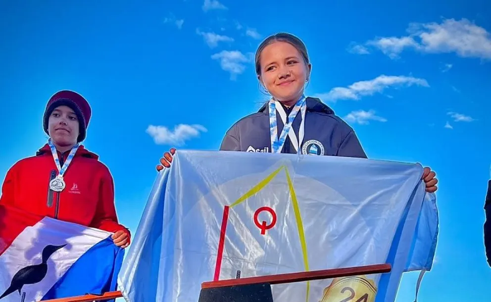Simona Moreno, de la escuela de vela Optinic de Posadas, ganó la general, el femenino y los menores en Optimist en el Desafío Totora de San Cosme, Corrientes.