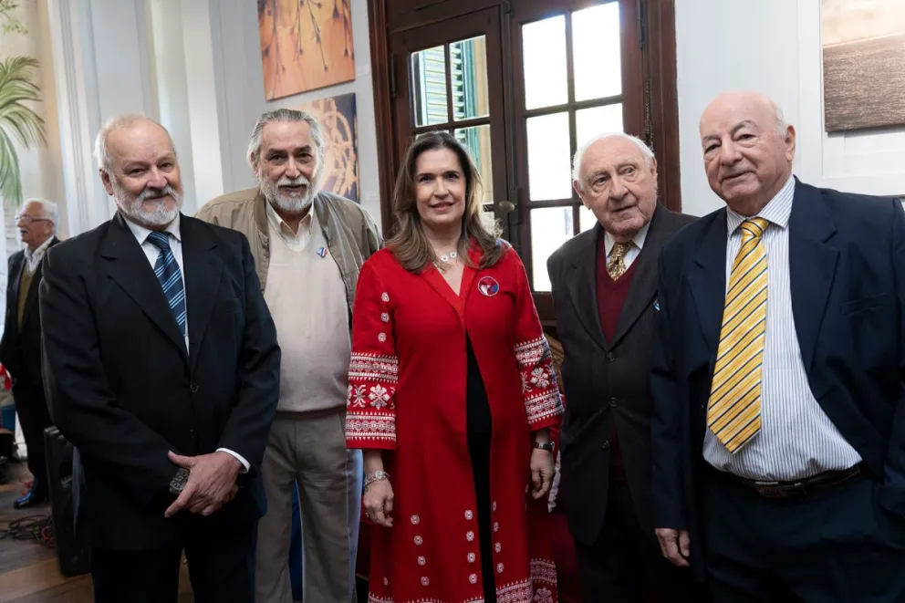 Lourdes Rivas, cónsul de Paraguay en Posadas, y miembros de la Casa Paraguaya en los festejos por la independencia del vecino país.
