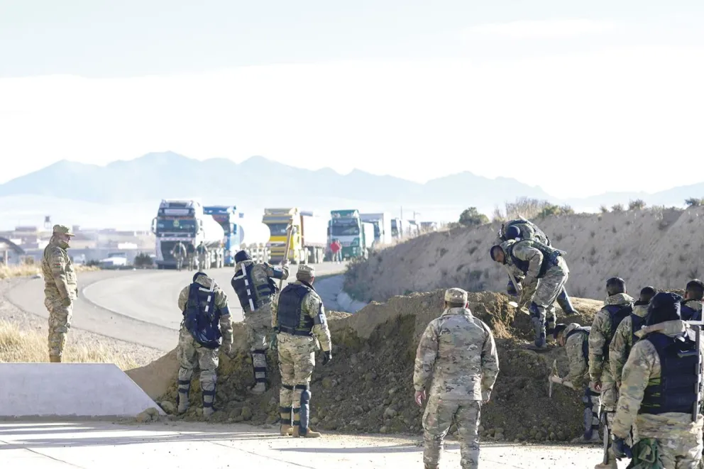 Miles de camiones con productos están demorados en las rutas.