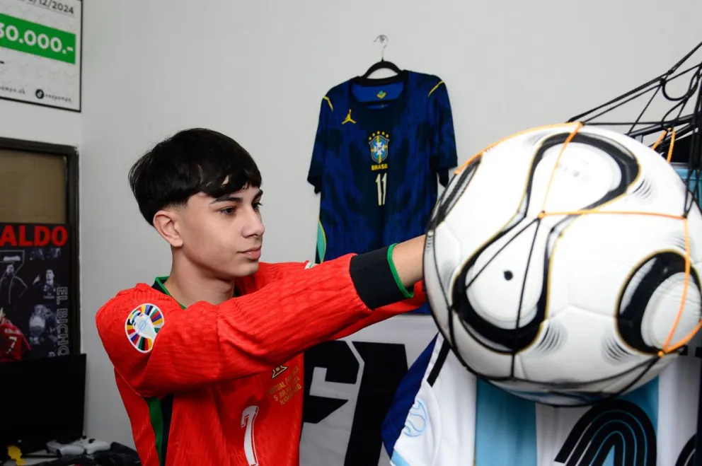 Franco costeó parte del viaje vendiendo camisetas de fútbol, fruto de su propio emprendimiento. Fotos: Julián Grondona.