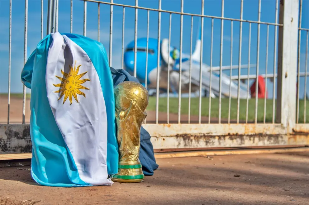 Los hinchas arman las valijas rumbo al Mundial. Foto: Marcelo Rodríguez