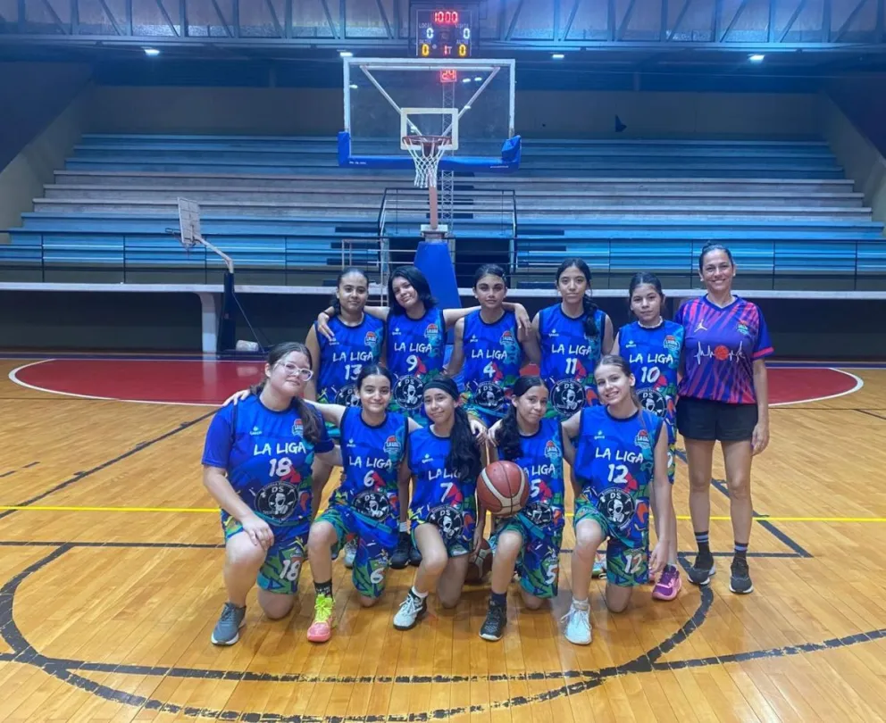 Babi (derecha) es entrenadora de La Liga Básquet de Puerto Iguazú. //Foto: Norma Devechi.