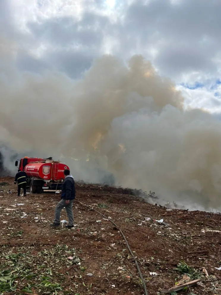 Bomberos combatieron un incendio de gran magnitud en un basural en San ...