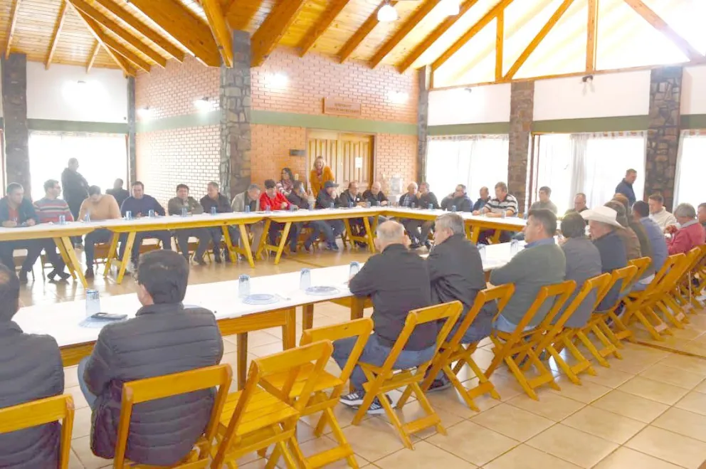En la reunión participaron jefes comunales asociados a la Codeim y a Adinm.  Fotos: Julián Grondona